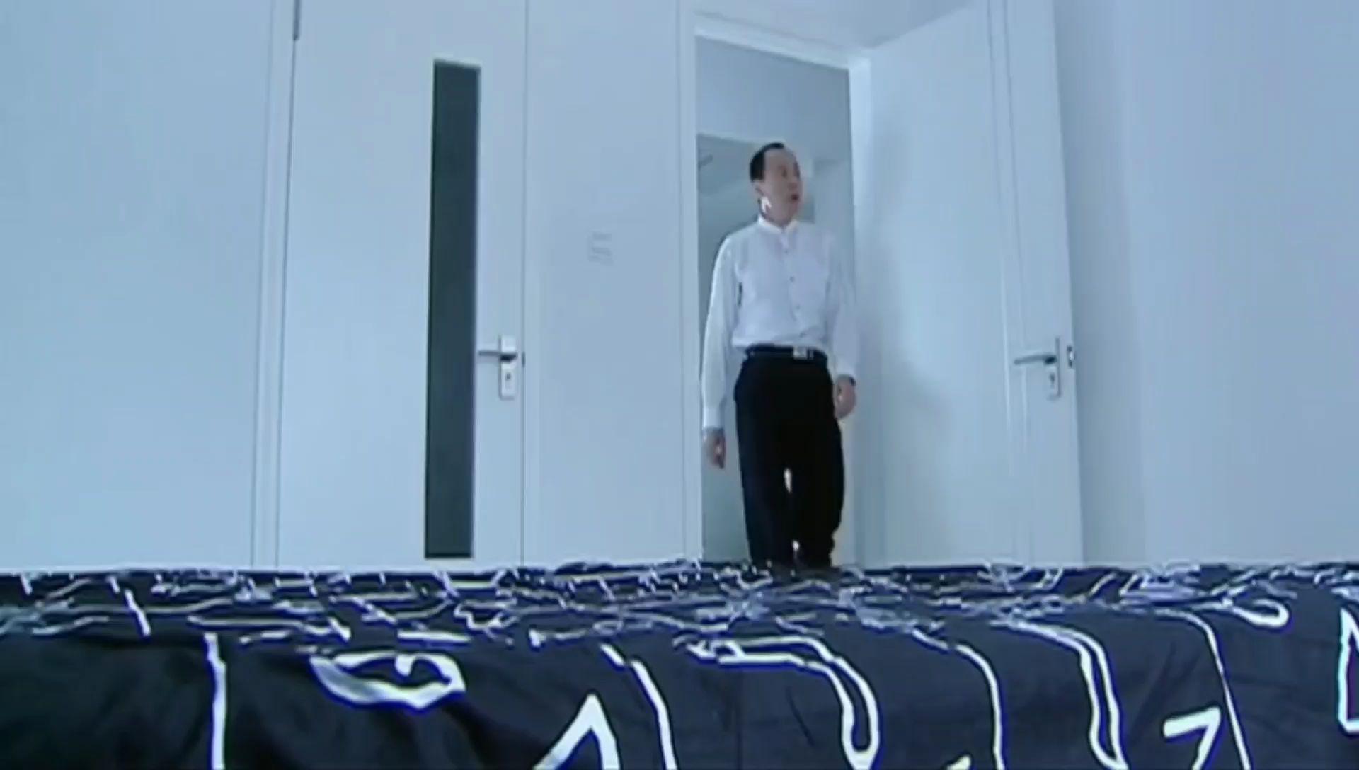 性感美女为了利益,竟对上司做出这种事情,太辣眼了